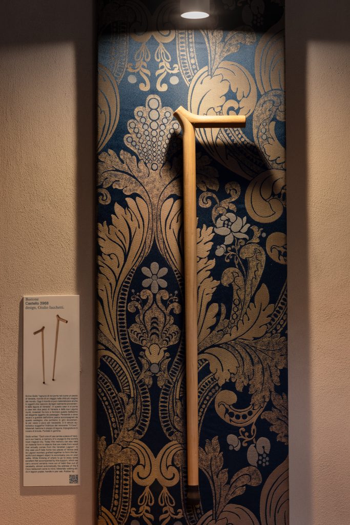Bastone da passeggio di Giulio Iacchetti – Pieces of Venice Bastone da passeggio disegnato da Giulio Iacchetti per Pieces of Venice, esposto nella galleria di San Servolo
