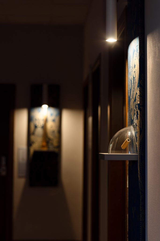 Corridoio Galleria Pieces of Venice – San Servolo Esposizione della Galleria Pieces of Venice all’interno della Palazzina Scirocco a San Servolo con oggetti di design sostenibile e cupola in vetro