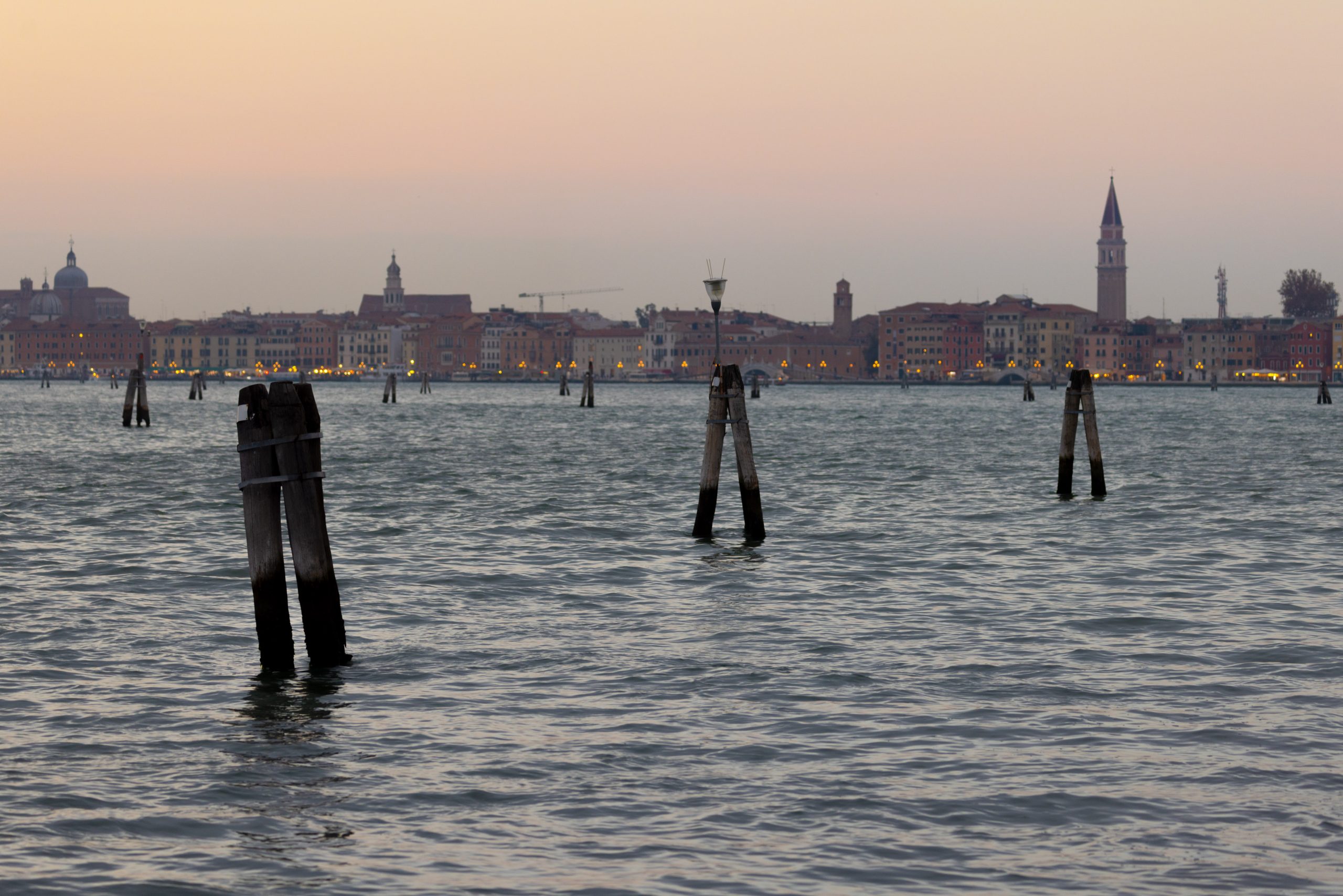 La laguna di Venezia al tramonto, vista dall’Isola di San Servolo Panorama di Venezia al tramonto visto dall’Isola di San Servolo, con le briccole immerse nella laguna
