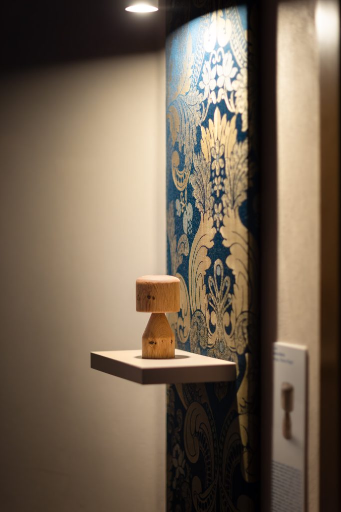 Luce ricaricabile Santa Marta – Pieces of Venice Luce ricaricabile Santa Marta in legno veneziano esposta nella Galleria Pieces of Venice a San Servolo