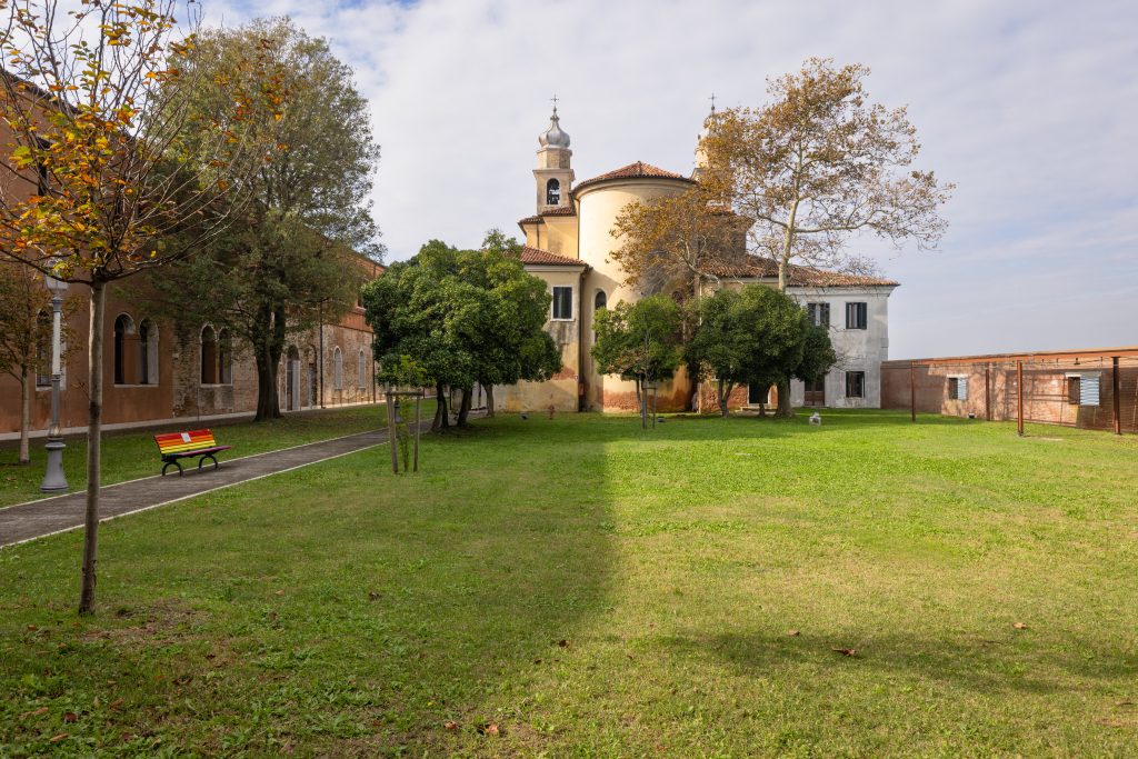 Giardini e architetture dell’Isola di San Servolo – Venezia Veduta dei giardini e degli edifici storici dell’Isola di San Servolo a Venezia, sede della Galleria Pieces of Venice