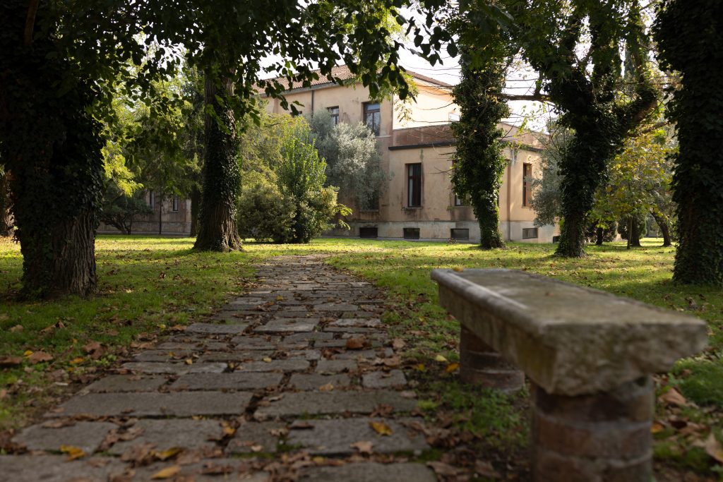 Palazzina Scirocco nel parco dell’Isola di San Servolo – Venezia La Palazzina Scirocco, sede della Galleria Pieces of Venice, immersa nel parco verde dell’Isola di San Servolo a Venezia