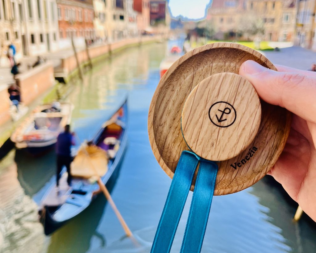 Souvenir di Venezia di design in legno di briccola con ista su canale veneziano e gondola, simbolo di artigianato sostenibile Pieces of Venice