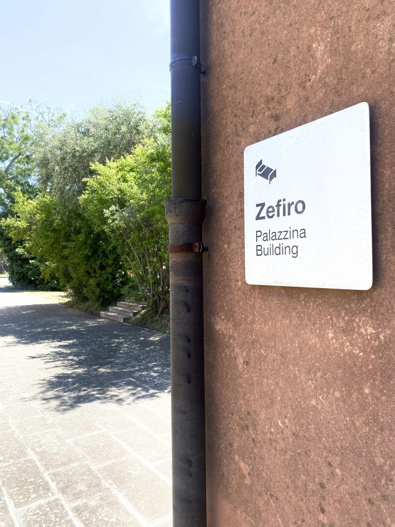 Ingresso della Palazzina Zefiro a San Servolo Ingresso della Palazzina Zefiro sull'isola di San Servolo a Venezia, oggetto del progetto di riqualificazione presentato da Pieces of Venice durante Venice Innovation Design 2026.