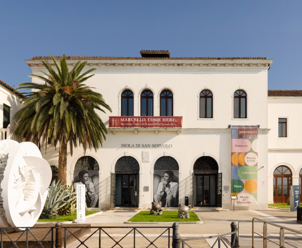 La mostra "Marcello, come here" a San Servolo Ingresso dell'isola di San Servolo durante la mostra "Marcello, come here", dedicata a Marcello Mastroianni e fonte di ispirazione per il progetto Palazzina Zefiro.