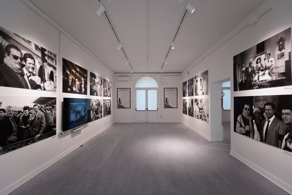La mostra "Marcello, come here" a San Servolo Sala della mostra "Marcello, come here" dedicata a Marcello Mastroianni sull'isola di San Servolo, fonte di ispirazione per il progetto Palazzina Zefiro.