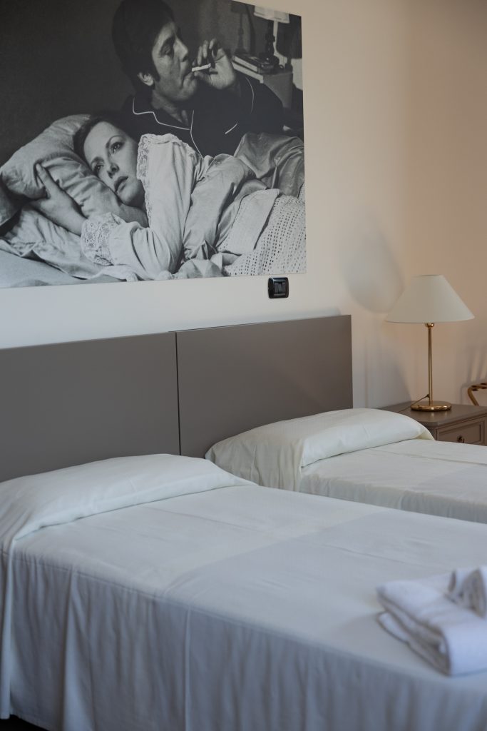Cinema italiano e ospitalità alla Palazzina Zefiro Camera della Palazzina Zefiro a San Servolo con fotografia della mostra "Marcello, come here" integrata nel progetto di riqualificazione realizzato da Pieces of Venice.