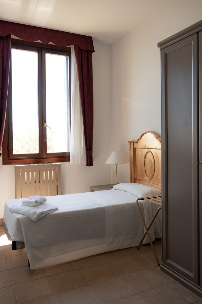 Una camera della Palazzina Zefiro dopo il progetto di riqualificazione Camera della Palazzina Zefiro a San Servolo dopo la riqualificazione realizzata da Pieces of Venice, con arredi recuperati e nuovi elementi di ospitalità contemporanea.